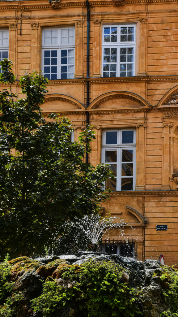 Les fontaines d'Aix-en-Provence : histoire et secrets de la ville aux 1000 fontaines